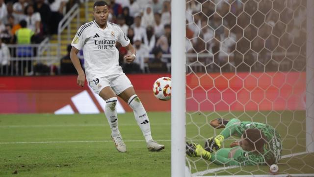 Szczesny detiene un remate de Mbappé