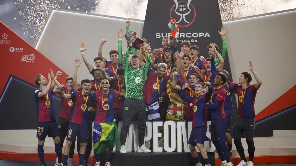 Ter Stegen aixeca el títol de la Supercopa el 2025 amb els seus companys del Barça