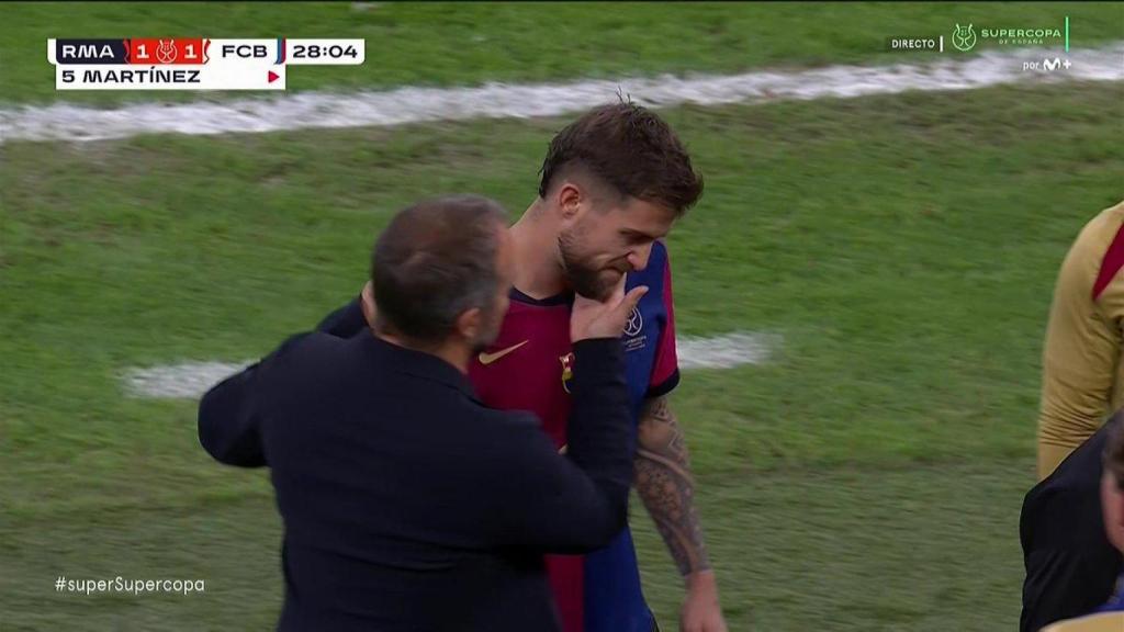 Iñigo Martínez, consolado por Hansi Flick tras marcharse lesionado del clásico de Supercopa