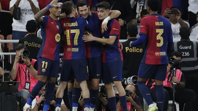 Los jugadores del Barça celebran el gol de Robert Lewandowski al Real Madrid en el clásico de Supercopa