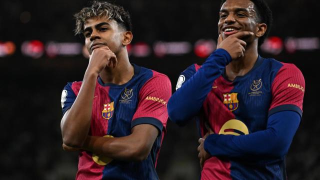 Alejandro Balde y Lamine Yamal festejan un gol del Barça al Real Madrid en la Supercopa