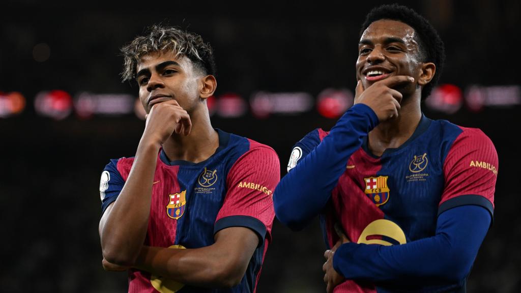 Alejandro Balde y Lamine Yamal festejan un gol del Barça al Real Madrid en la Supercopa
