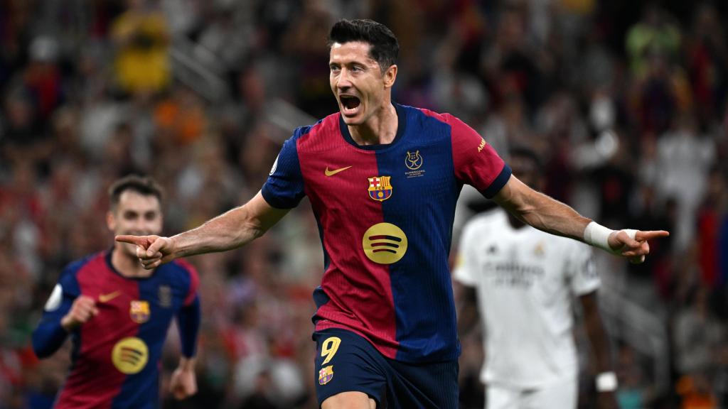 Robert Lewandowski festeja su gol al Real Madrid en el clásico de Supercopa