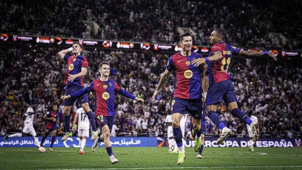 Los jugadores del Barça celebran el doblete de Raphinha en la final de la Supercopa contra el Real Madrid