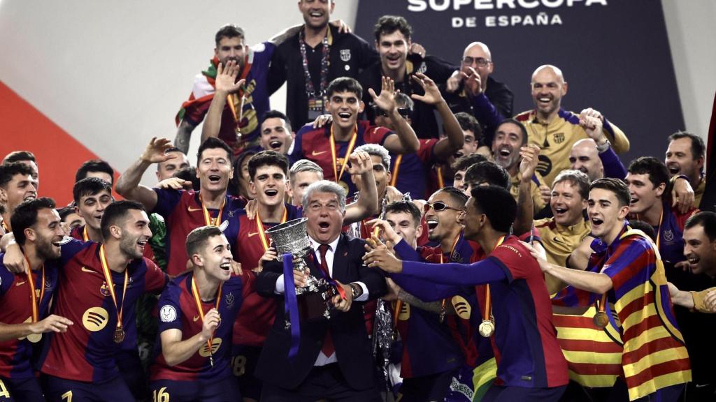 Joan Laporta y la plantilla del Barça levantan en Yeda la Supercopa, el primer título de la temporada
