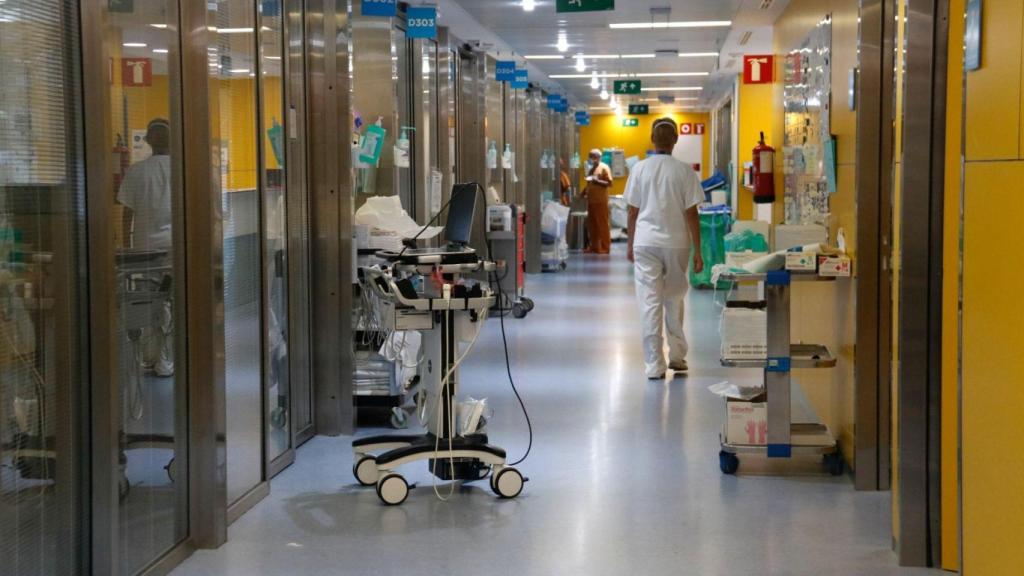 Una sanitaria, en un pasillo del Hospital Vall d'Hebron de Barcelona