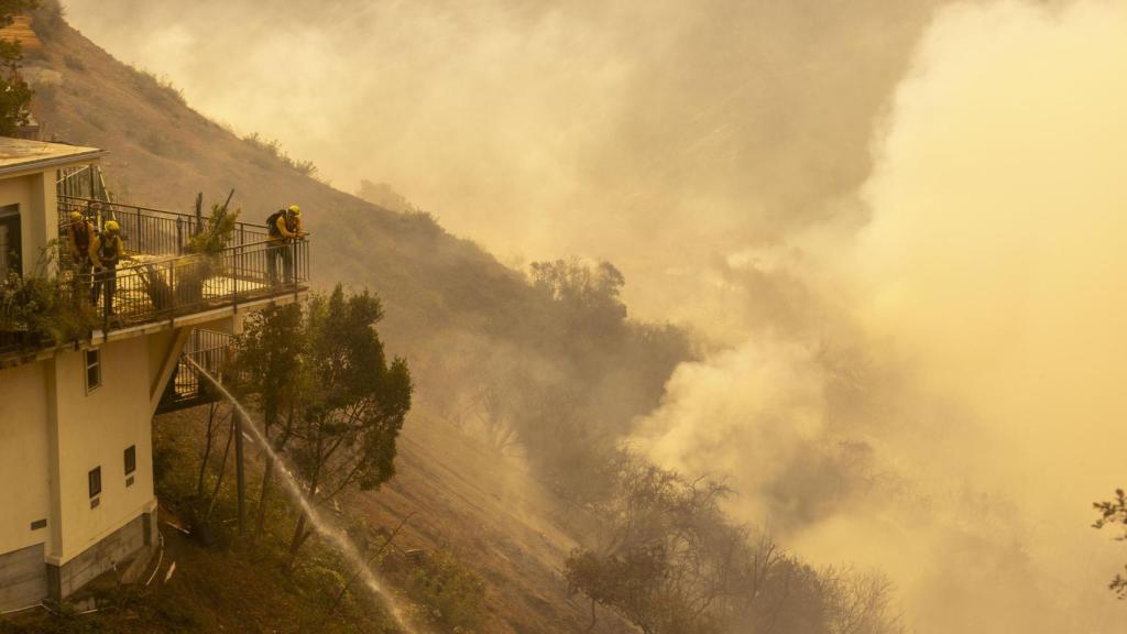 Bomberos trabajan en el enorme incendio de Los Ángeles