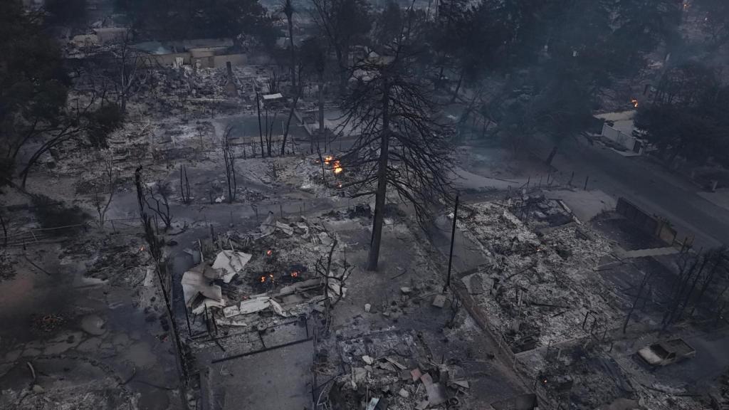 Vista aérea de una zona del incendio de Los Ángeles en California (Estados Unidos), con casas arrasadas por las llamas