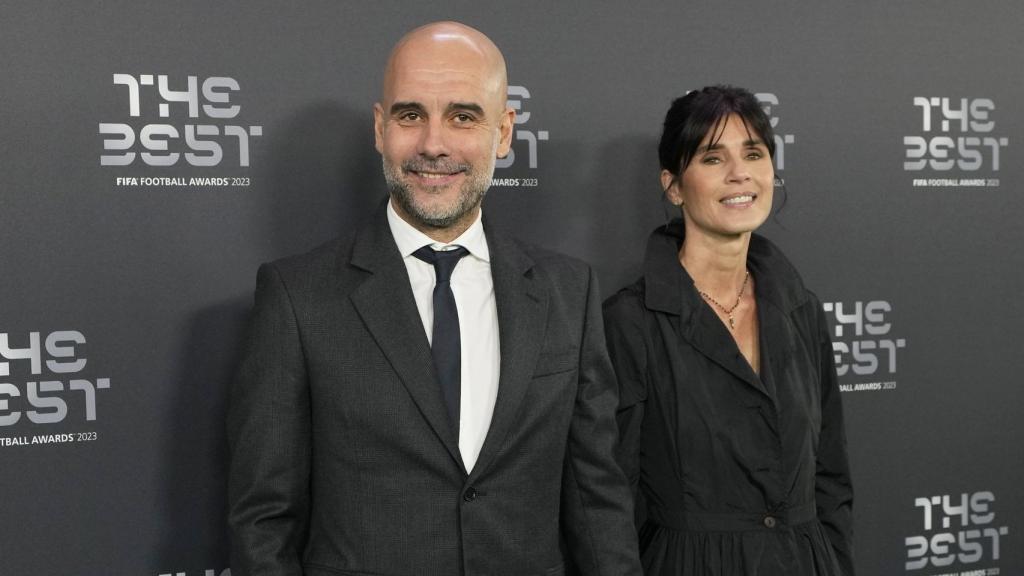 Pep Guardiola y Cristina Serra, durante la gala de los premios The Best
