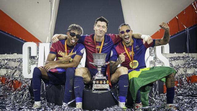 Lamine Yamal, Robert Lewandowski y Raphinha celebran el título de Supercopa contra el Real Madrid