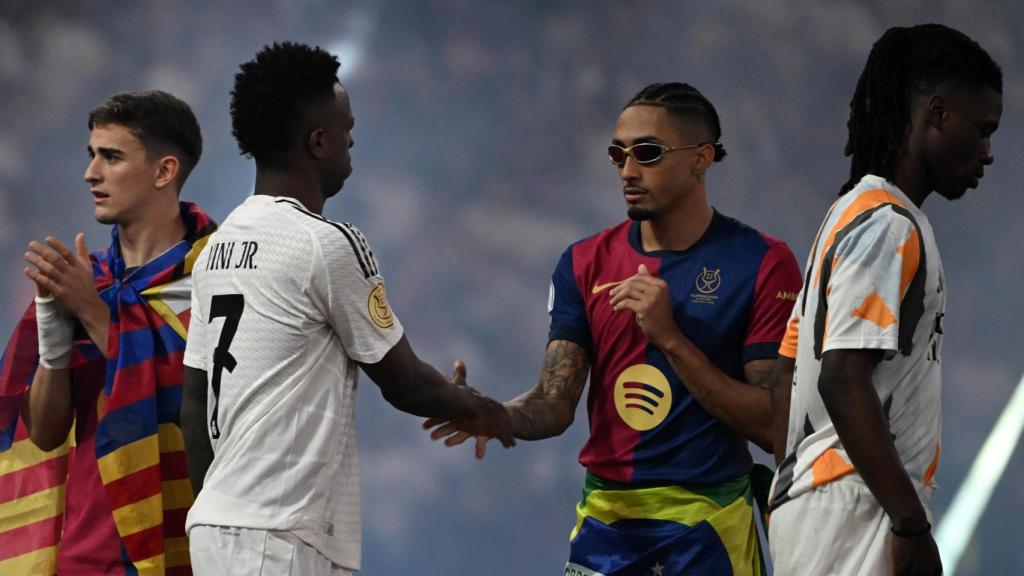 Raphinha saluda el seu compatriota Vinicius Jr després d'arrasar a la Supercopa d'Espanya com a MVP de la final