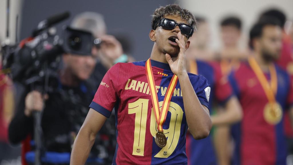 Lamine Yamal, con gafas de sol tras conquistar la Supercopa de España