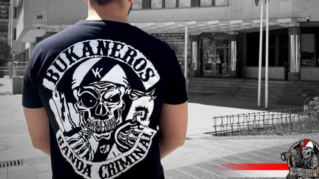 Un bukanero, con una camiseta conmemorativa de los 30 años de la fundación del grupo