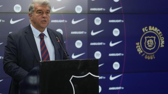 Joan Laporta da un discurso en la Ciutat Esportiva para justificar la inscripción de Dani Olmo y Pau Víctor