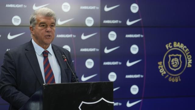 Joan Laporta da un discurso en la Ciutat Esportiva para justificar la inscripción de Dani Olmo y Pau Víctor