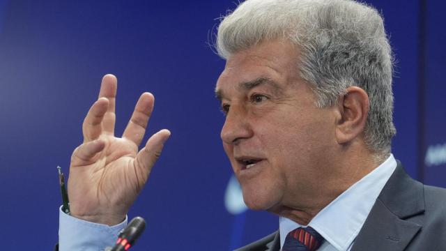 Laporta ironiza en una rueda de prensa en la Ciutat Esportiva