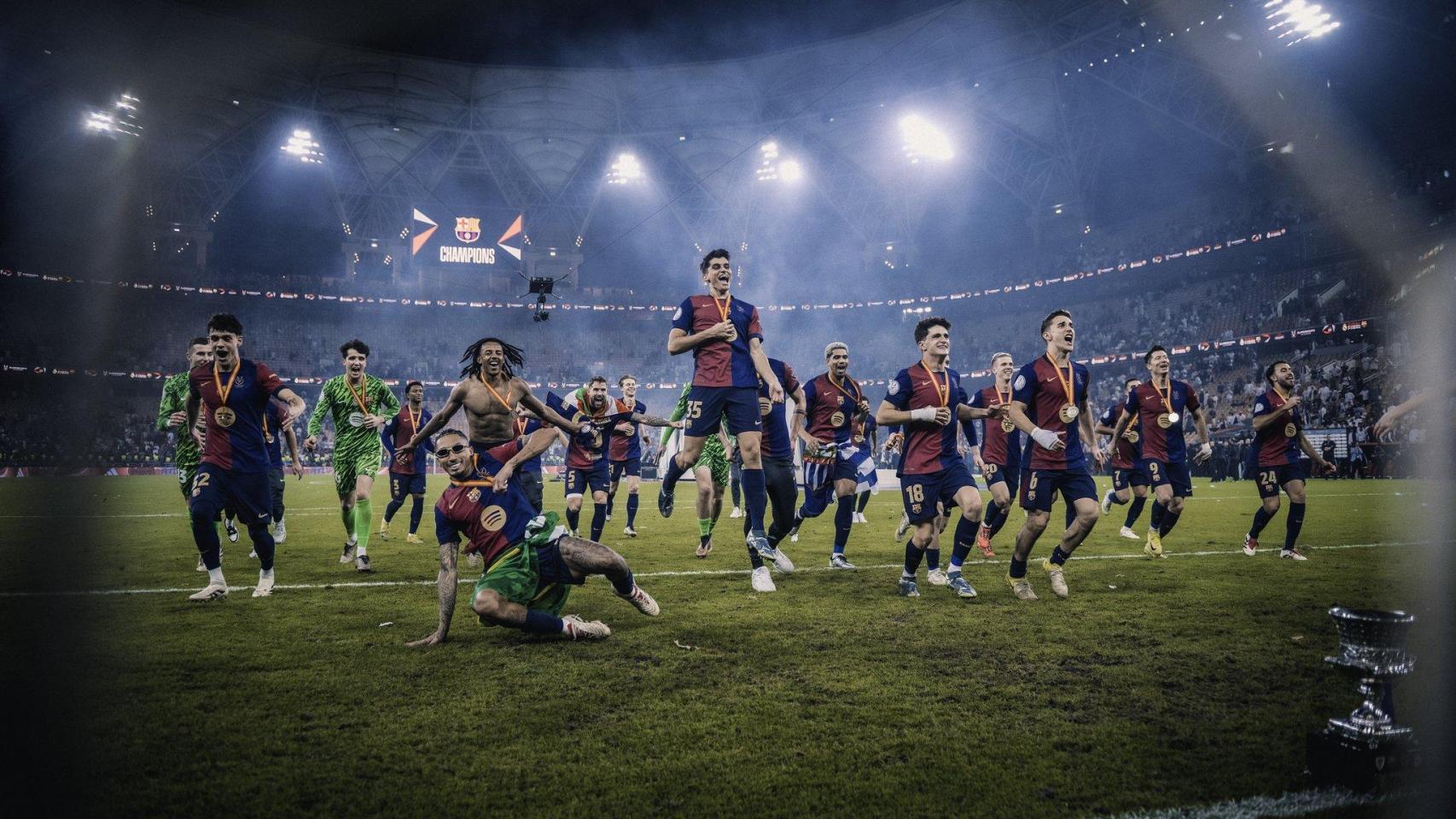 El Barça celebra la Supercopa de España conquistada frente al Real Madrid