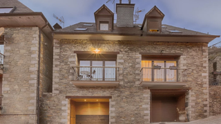 Esta es la casa rural perfecta para una escapada de esquí en Cataluña: en un pueblo de Lleida con vistas impresionantes