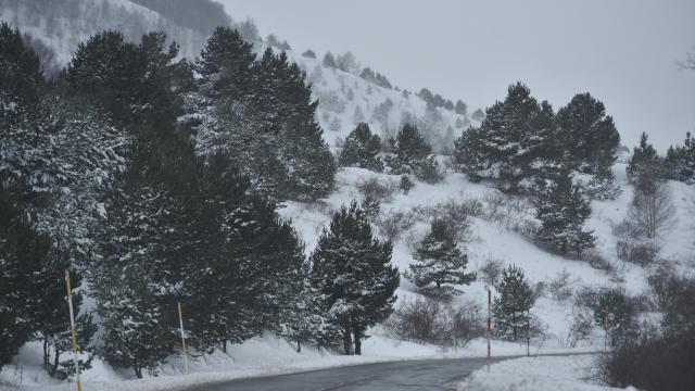 Una carretera nevada en el Pirineo