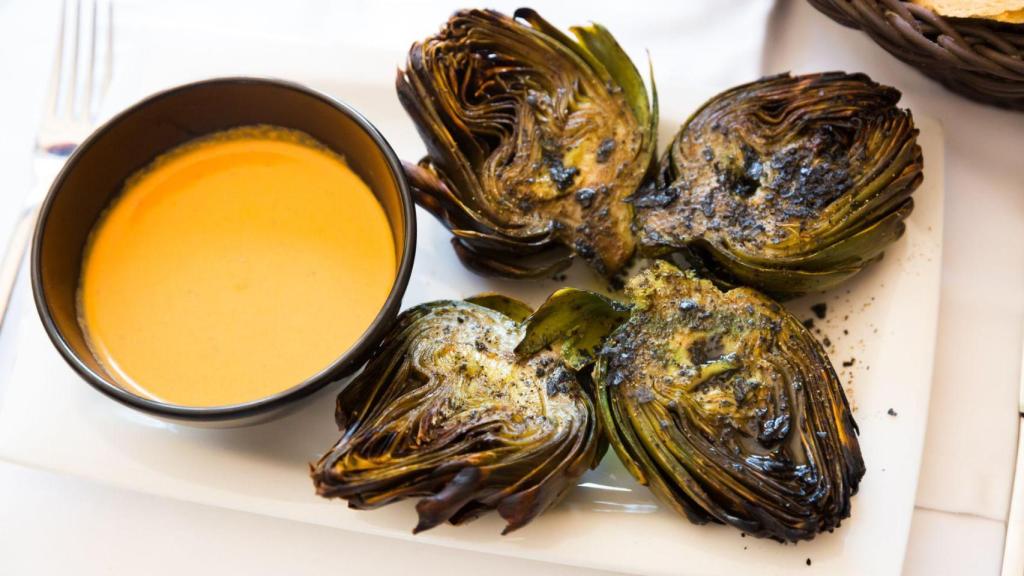 Salsa romesco con alcachofas