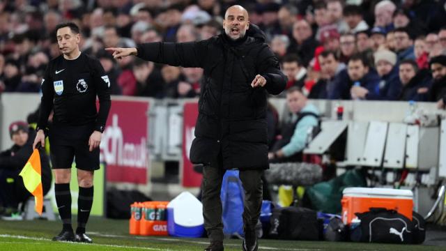 Pep Guardiola da instrucciones en un reciente partido del Manchester City / EP