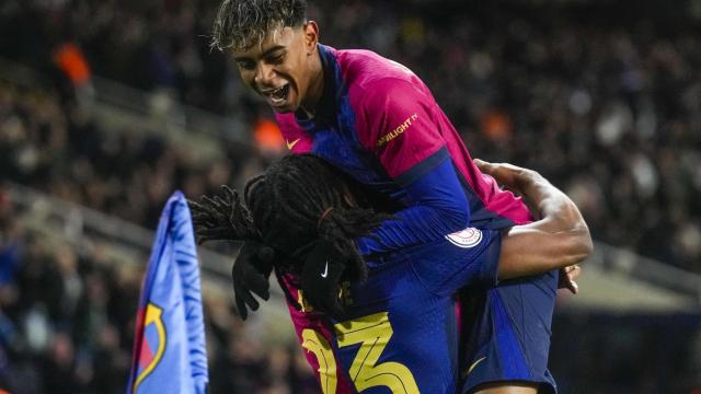 Koundé y Lamine celebran el segundo gol del Barça