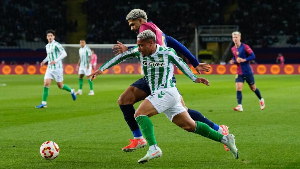 La disputa de balón entre Ronald Araujo y Vitor Roque