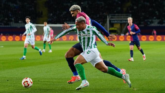 La disputa de balón entre Ronald Araujo y Vitor Roque