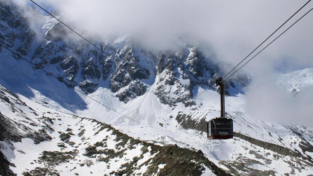 El teleférico de la estación de Chamonix cruza sobre el Montblanc