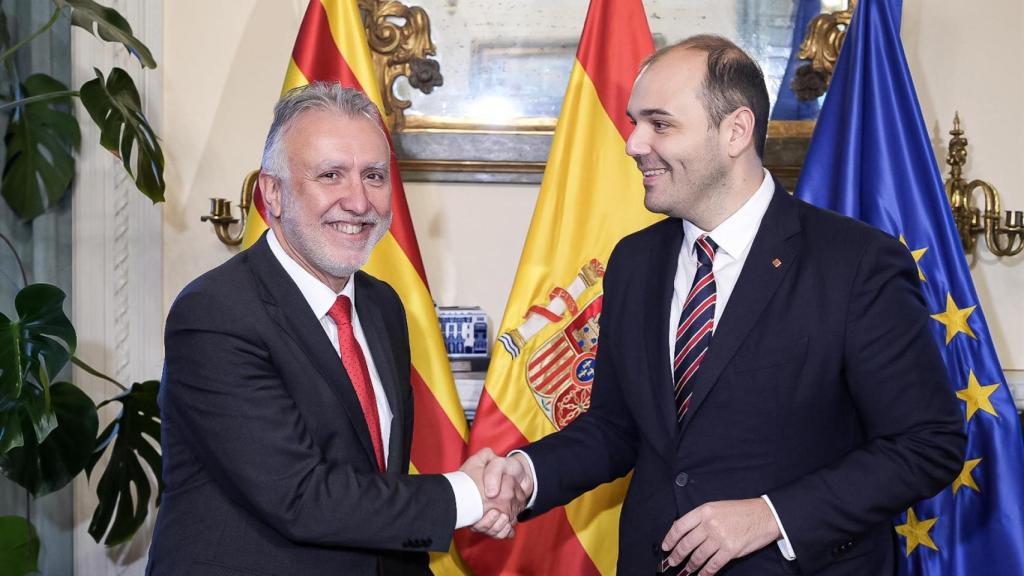 El ministro de Política Territorial y Memoria Democrática, Ángel Víctor Torres (i), y el conseller de Presidencia de la Generalitat de Catalunya, Albert Dalmau (d), durante la reunión en Madrid
