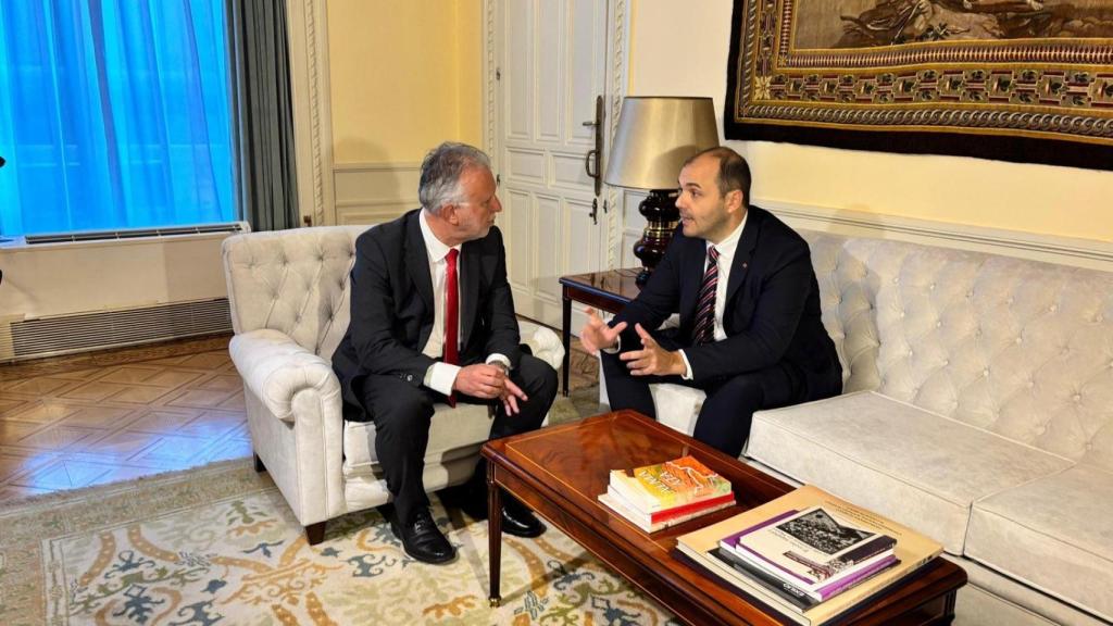 Reunión entre el conseller Albert Dalmau y el ministro Ángel Víctor Torres