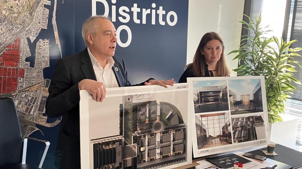 El delegado especial del Estado en el CZFB, Pere Navarro, y la directora general, Blanca Sorigué, con los planes del Distrito 4.0