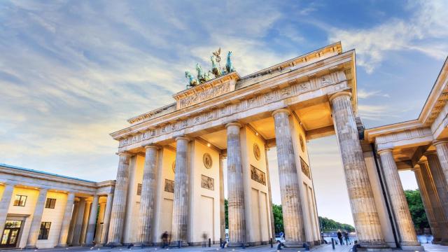 La Puerta de Brandeburgo, antigua puerta de entrada a la ciudad, es uno de los principales iconos de la capital alemana