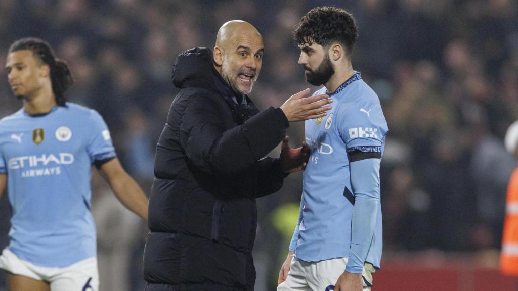 Pep Guardiola conversa con Gvardiol después de un partido del Manchester City