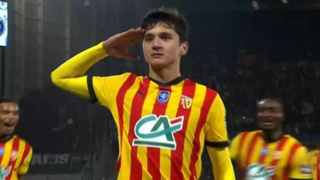 Abdukodir Khusanov celebra un gol con la camiseta del Lens