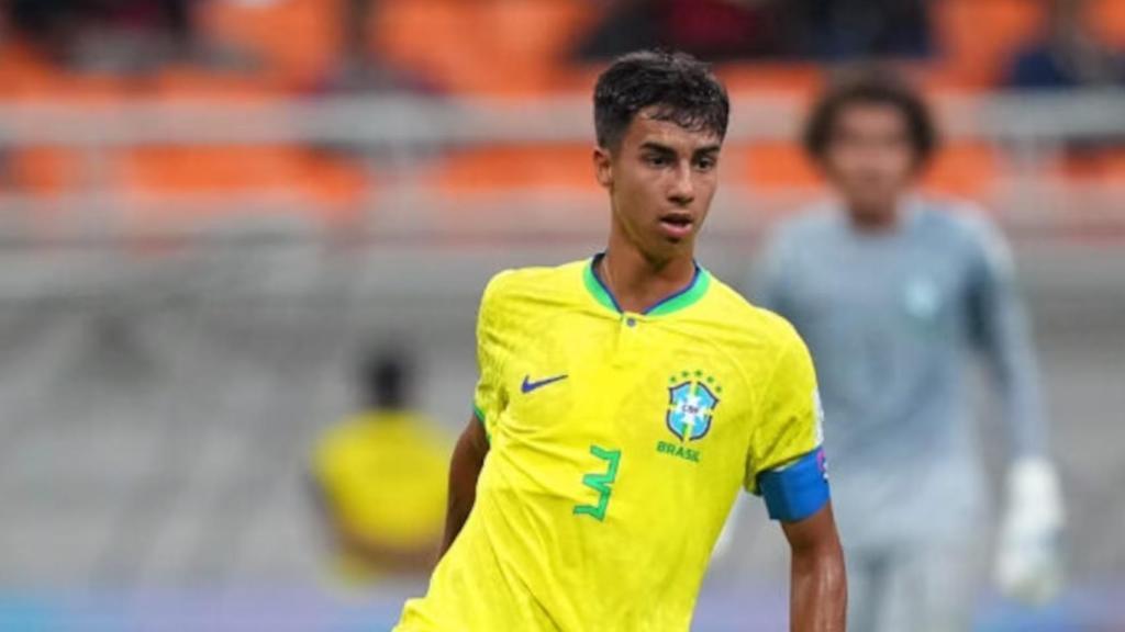 Vitor Reis, prometedor central de Brasil, durante un partido
