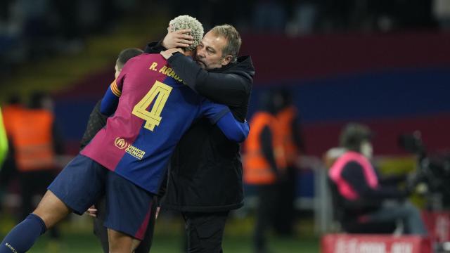 Hansi Flick abraza a Ronald Araujo en el Barça-Betis