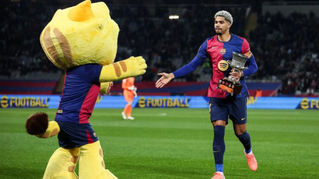 Ronald Araujo saluda a la mascota del Barça en el partido de Copa el Rey contra el Betis