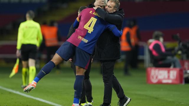 Hansi Flick abraza a Ronald Araujo en el Barça-Betis