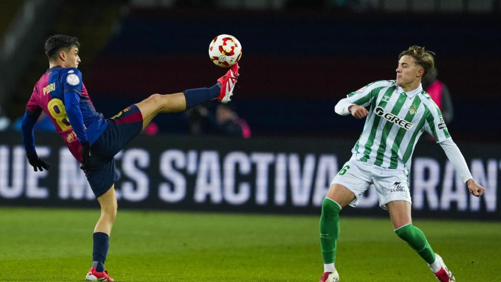 Pedri controla un balón en el Barça-Betis de Copa del Rey
