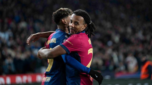 El abrazo entre Lamine Yamal y Jules Koundé tras marcar un gol ante el Betis en Montjuïc