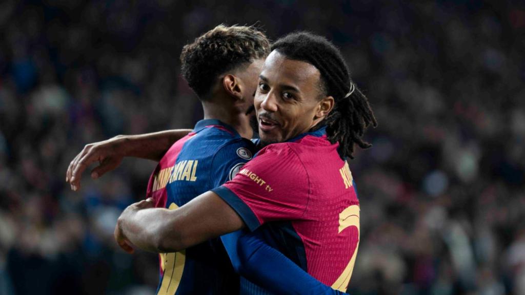 El abrazo entre Lamine Yamal y Jules Koundé tras marcar un gol ante el Betis en Montjuïc