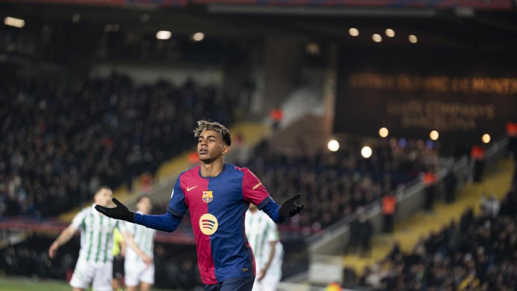 Lamien Yamal celebra un gol, que acabó siendo anulado, en el Barça-Betis