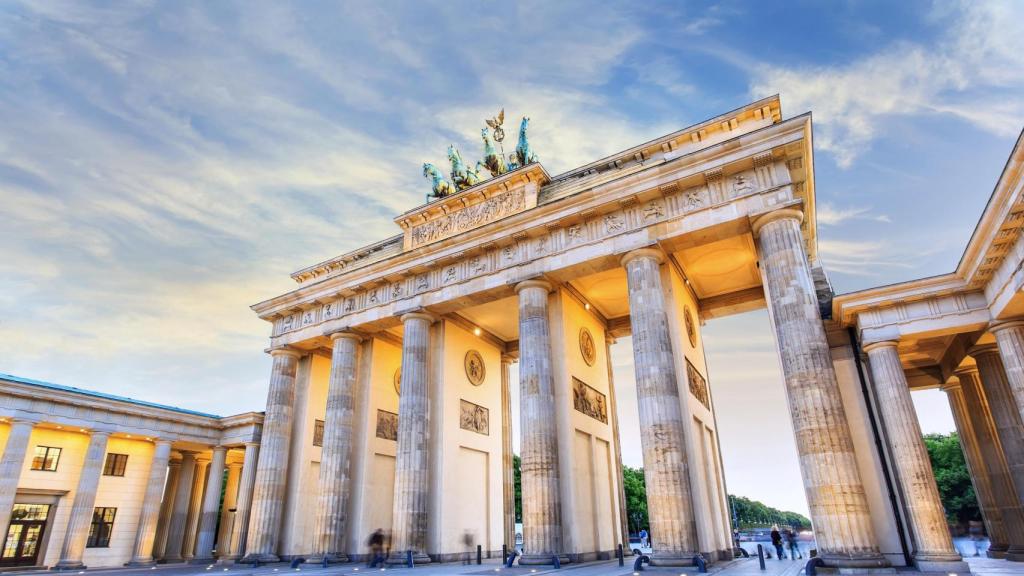 La Puerta de Brandeburgo, antigua puerta de entrada a la ciudad, es uno de los principales iconos de la capital alemana