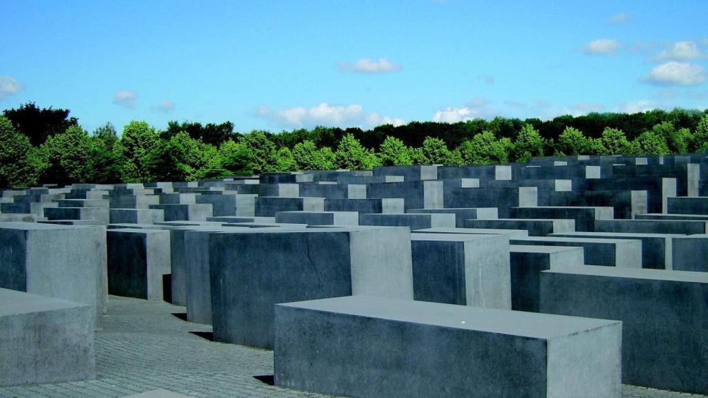Monumento a los Judíos Asesinados en Europa, con sus 2.700 bloques de hormigón que simbolizan tumbas