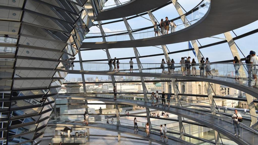 Visitantes en la cúpula de cristal del Reichstag