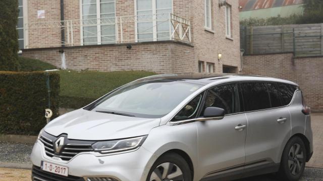 El presidente de Junts, Carles Puigdemont, y el de ERC, Oriol Junqueras, saliendo de la mansión del primero en Waterloo (Bélgica) en en coche con la matrícula del 1-O