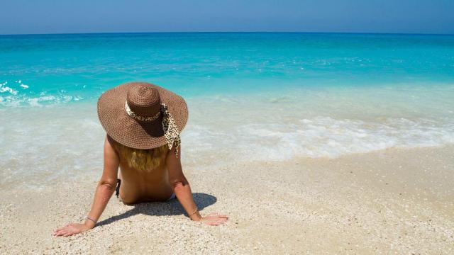 Persona de vacaciones en la playa