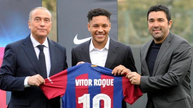 Rafa Yuste, Vitor Roque y Deco en la presentación del delantero brasileño como jugador del Barça