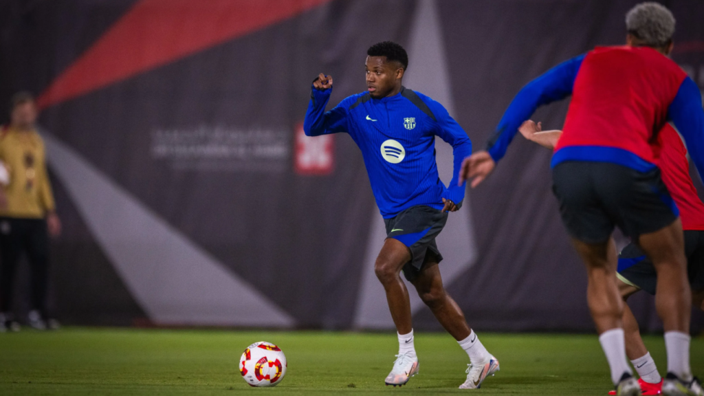 Ansu Fati controla el balón en un entrenamiento del Barça en Arabia Saudí, defendido por Ronald Araujo